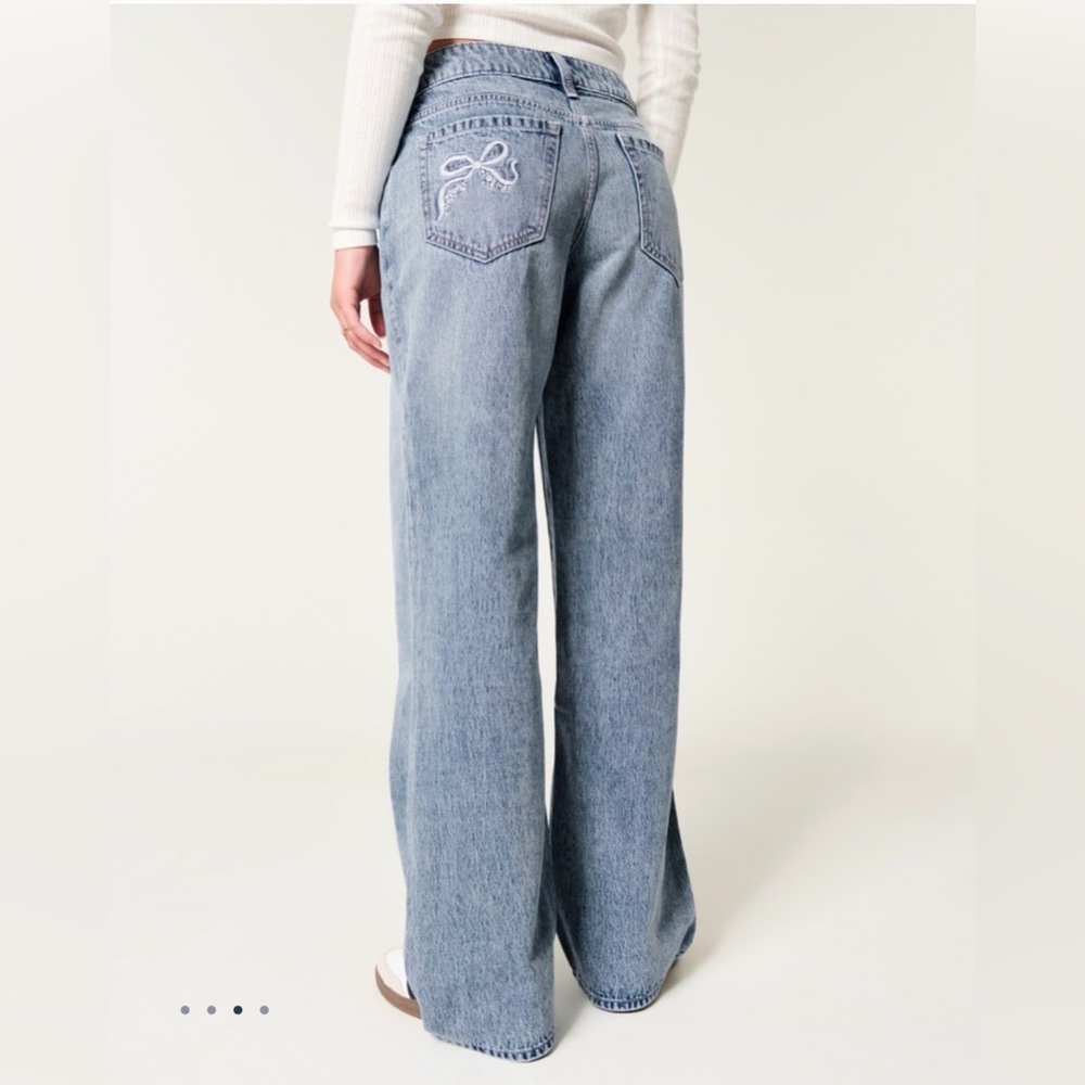Hollister Low-Rise Medium Wash Embroidered Bow Baggy Jeans